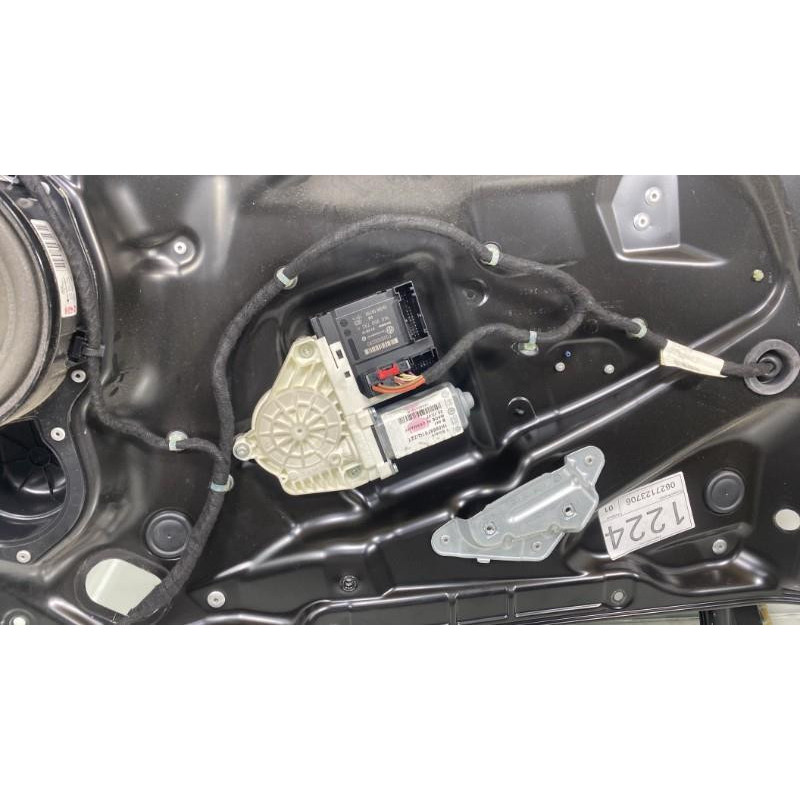 Leve vitre electrique avant gauche VOLKSWAGEN PASSAT 5 Photo n°3