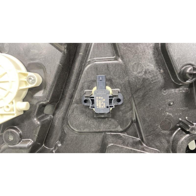 Leve vitre electrique avant gauche MERCEDES CLASSE A 176 Photo n°4