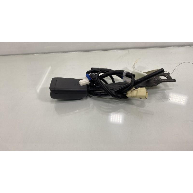 Attache ceinture avant droit TOYOTA URBAN CRUISER Photo n°3