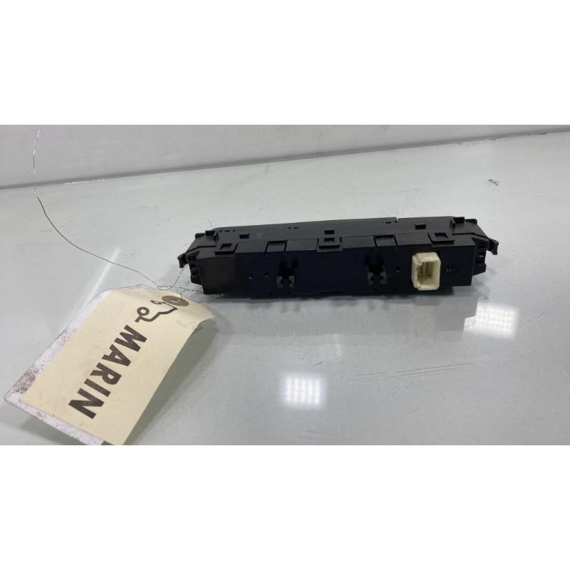 Bouton de warning TOYOTA URBAN CRUISER Photo n°3