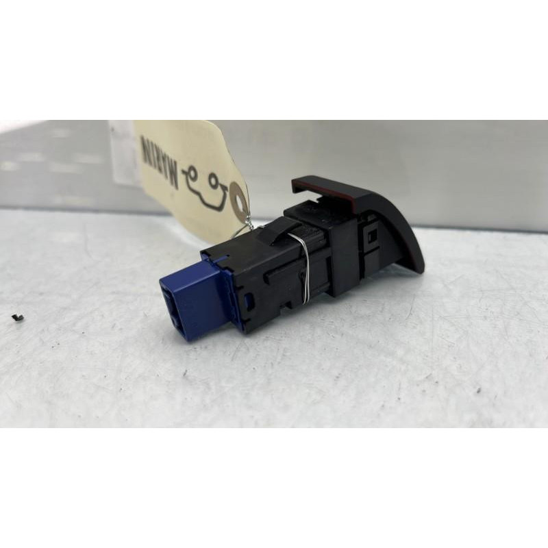 Bouton de warning TOYOTA RAV4 5 Photo n°3