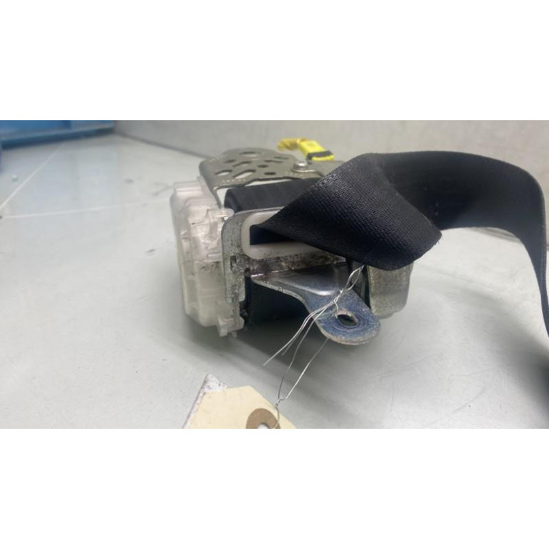 Pretensionneur de ceinture avant droit TOYOTA COROLLA VERSO 2 Photo n°3