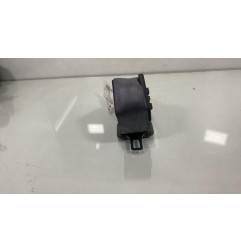 Attache ceinture arriere gauche RENAULT CLIO 2