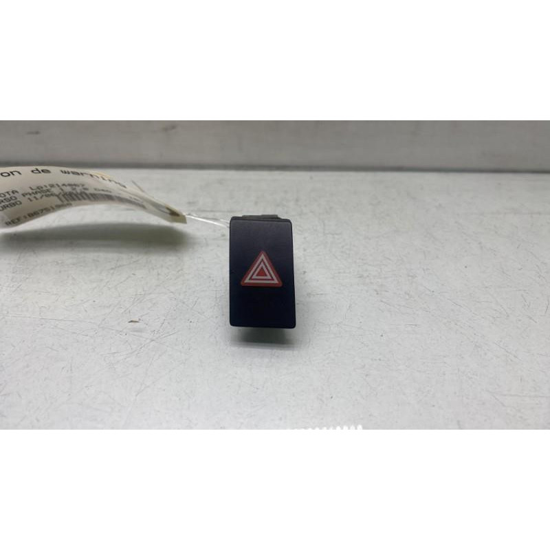 Bouton de warning TOYOTA VERSO Photo n°3