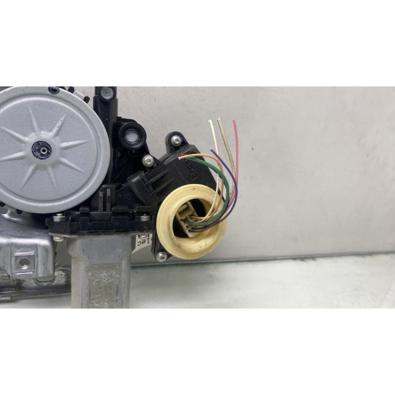 Leve vitre electrique avant droit TOYOTA VERSO Photo n°3