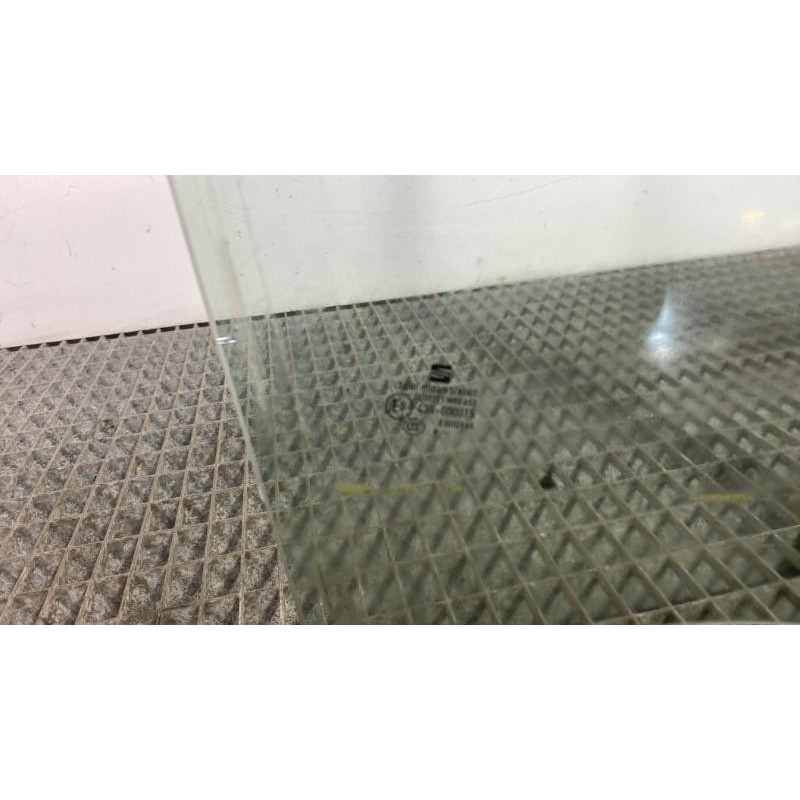 Vitre arriere droit SEAT ARONA Photo n°5
