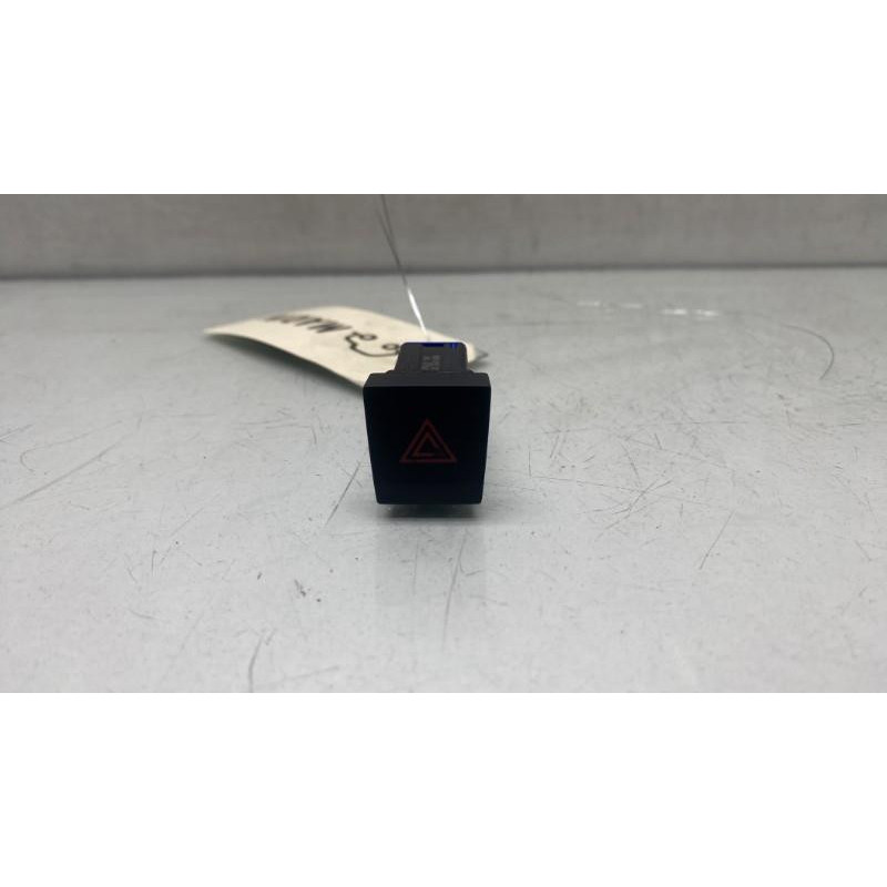 Bouton de warning SEAT ARONA Photo n°1