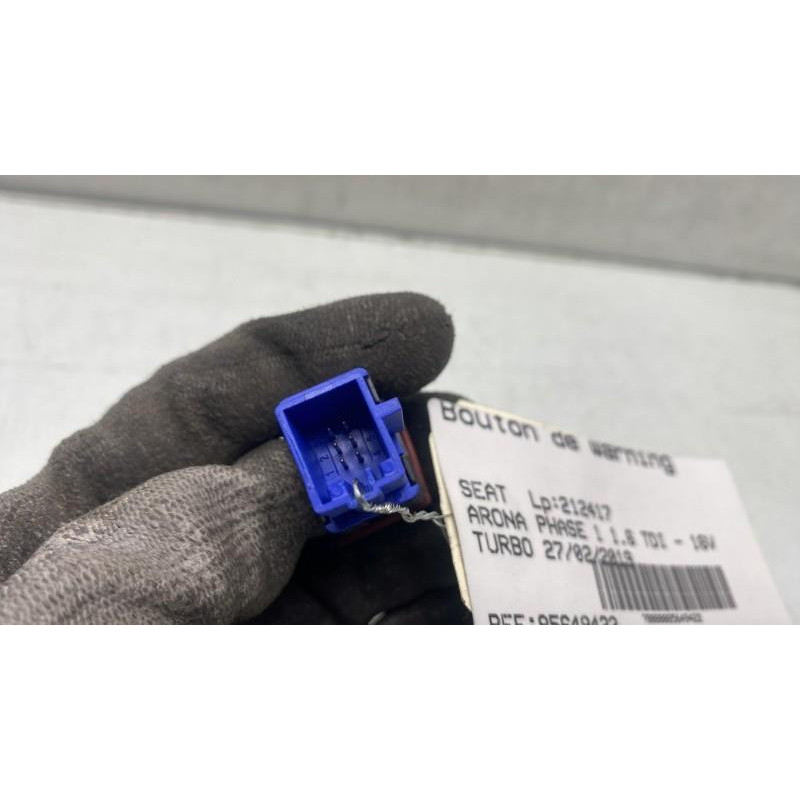 Bouton de warning SEAT ARONA Photo n°4