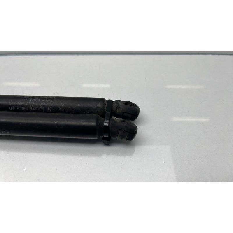 Verin de coffre MERCEDES CLASSE M 164 Photo n°4