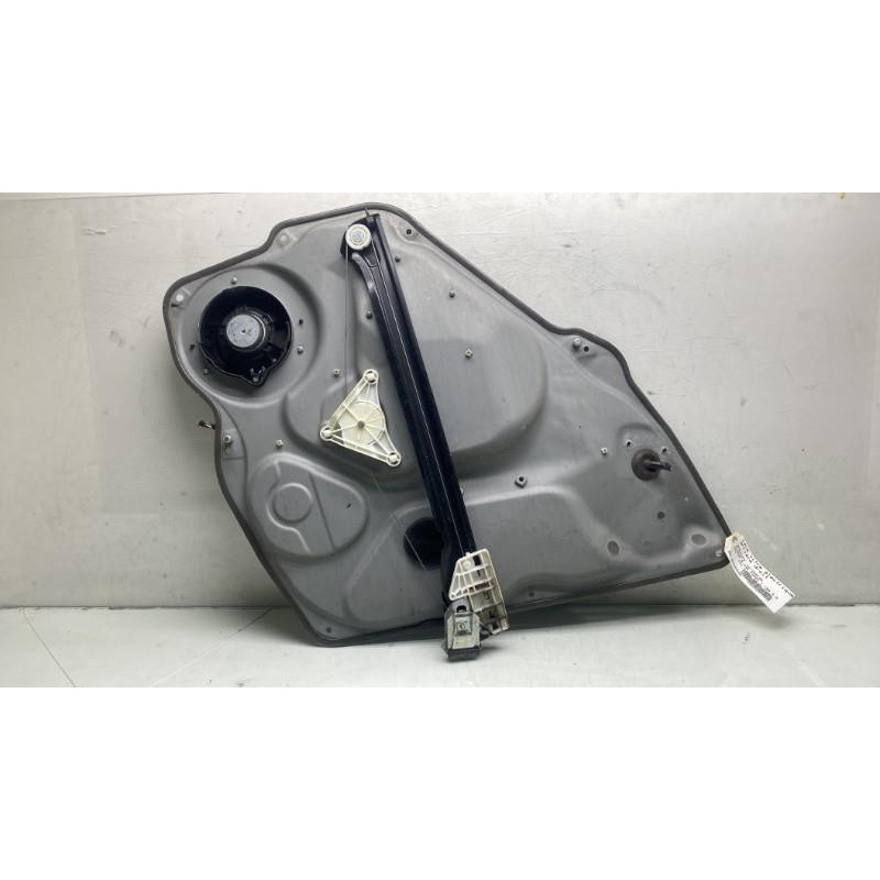 Leve vitre electrique arriere droit MERCEDES CLASSE B 245 Photo n°2
