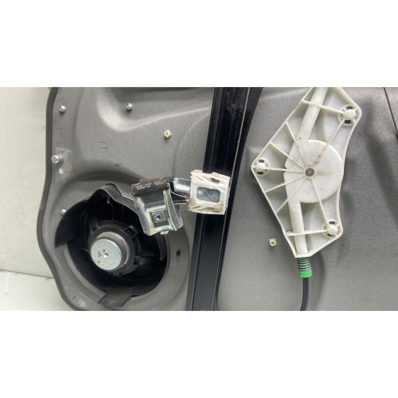 Leve vitre electrique avant gauche MERCEDES CLASSE B 245 Photo n°2