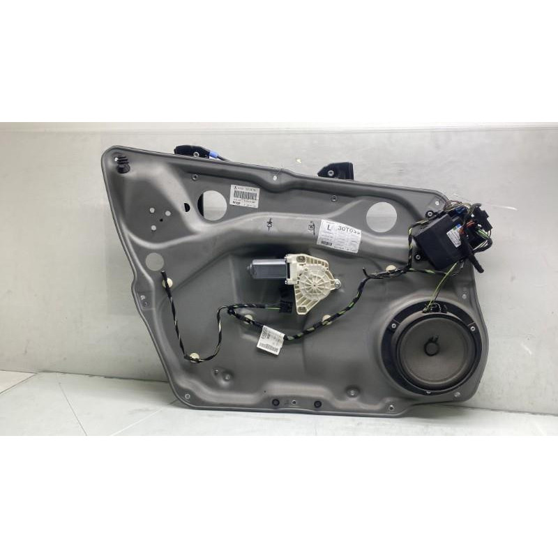 Leve vitre electrique avant gauche MERCEDES CLASSE B 245 Photo n°4