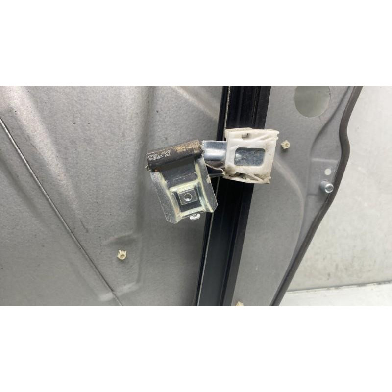 Leve vitre electrique avant gauche MERCEDES CLASSE B 245 Photo n°9