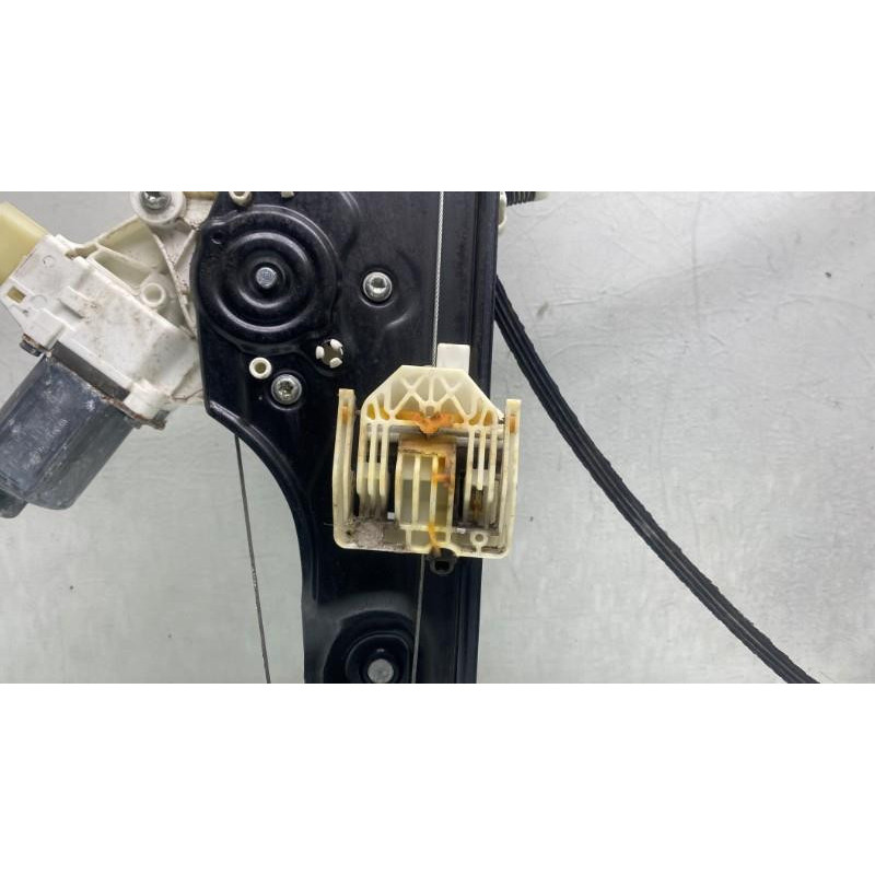 Leve vitre electrique avant gauche BMW X1 E84 Photo n°9