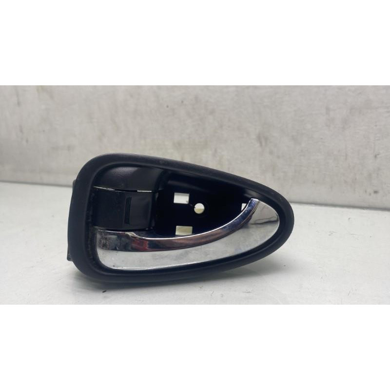 Poignee interieur arriere gauche TOYOTA AVENSIS 3 Photo n°3