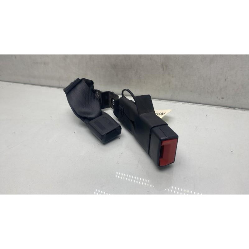 Attache ceinture arriere droit TOYOTA AVENSIS 3 Photo n°1