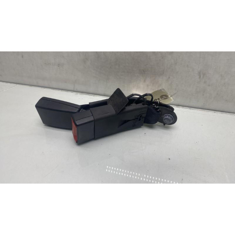 Attache ceinture arriere gauche TOYOTA AVENSIS 3 Photo n°1