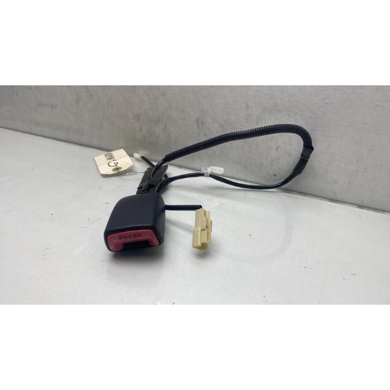 Attache ceinture avant droit TOYOTA AVENSIS 3 Photo n°1