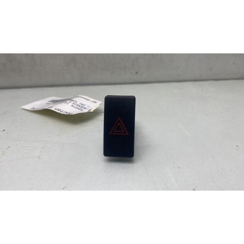 Bouton de warning TOYOTA AVENSIS 3 Photo n°1