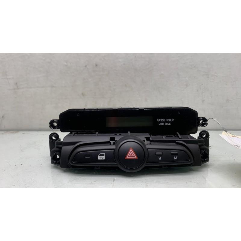 Bouton de warning HYUNDAI IX 20 Photo n°3