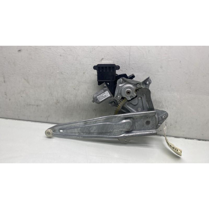 Leve vitre electrique arriere gauche TOYOTA VERSO Photo n°2