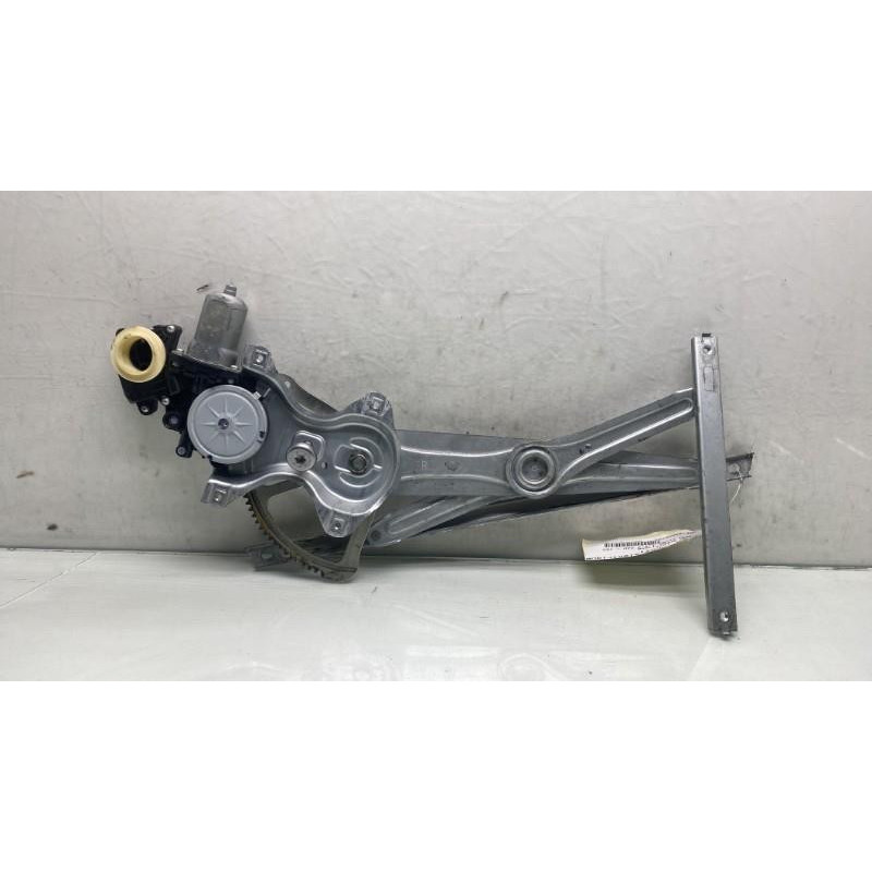 Leve vitre electrique avant droit TOYOTA VERSO Photo n°1