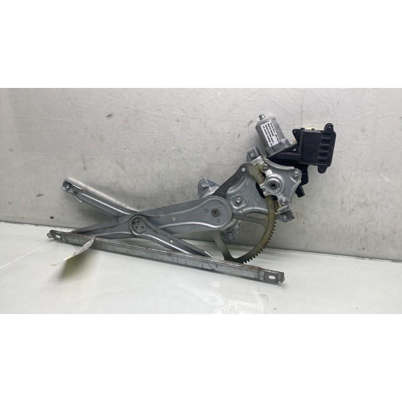 Leve vitre electrique avant droit TOYOTA VERSO Photo n°3