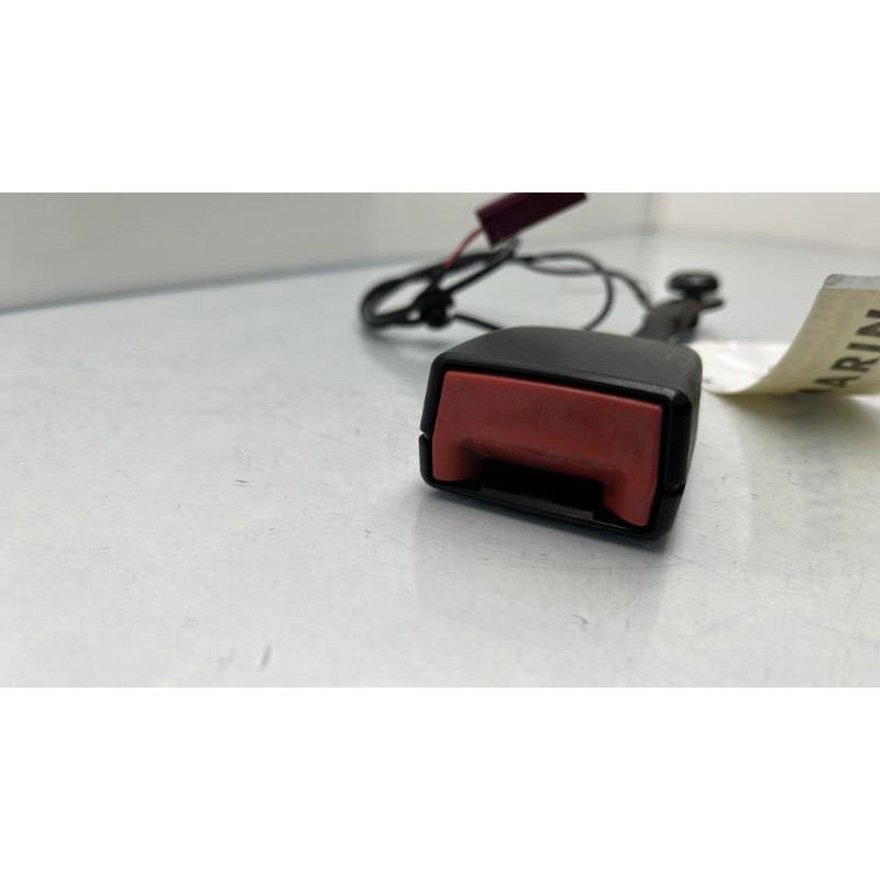 Attache ceinture avant gauche FORD FIESTA 6 Photo n°4