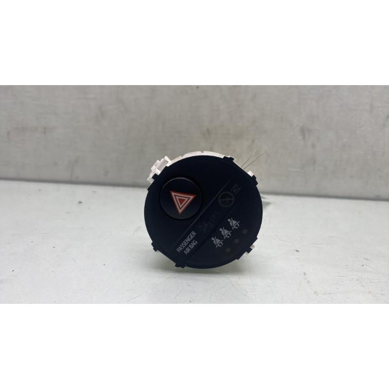 Bouton de warning TOYOTA YARIS 3 Photo n°1