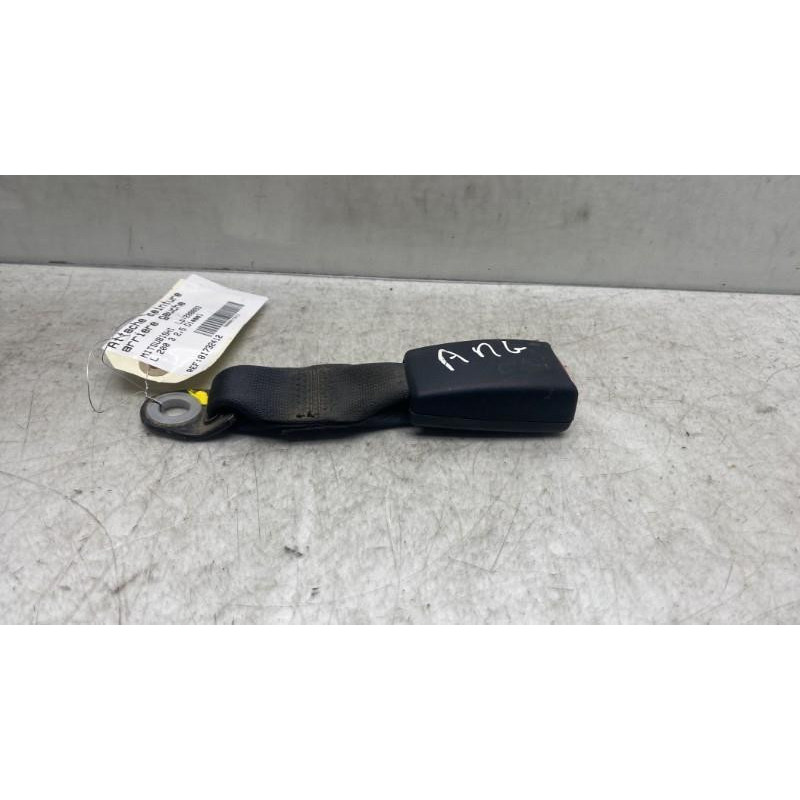 Attache ceinture arriere gauche MITSUBISHI L 200 3 Photo n°2