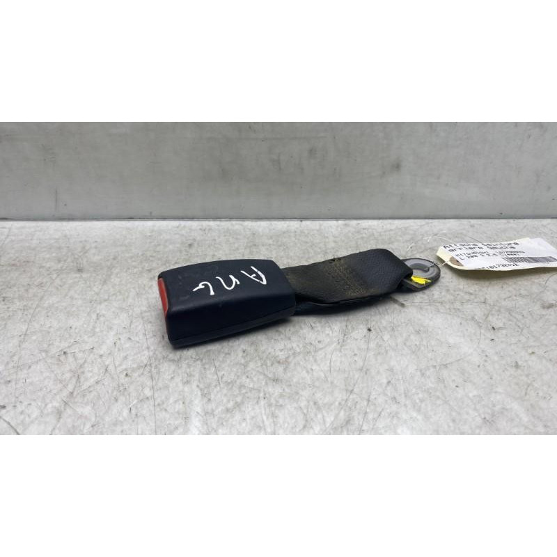 Attache ceinture arriere gauche MITSUBISHI L 200 3 Photo n°3