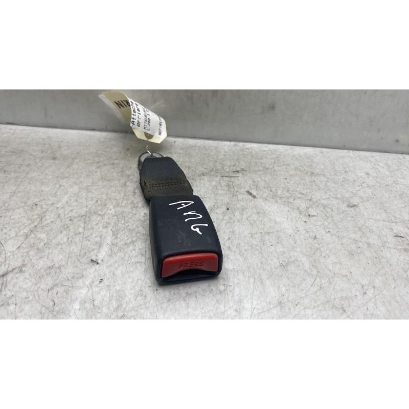 Attache ceinture arriere gauche MITSUBISHI L 200 3 Photo n°4