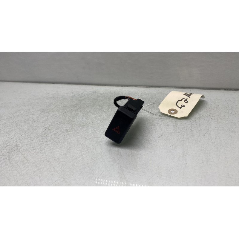 Bouton de warning MAZDA 3 1 Photo n°3
