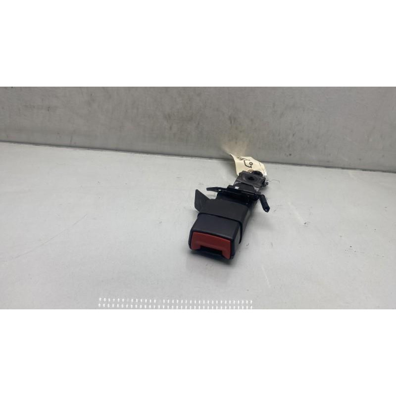 Attache ceinture arriere droit TOYOTA AVENSIS 3 Photo n°1