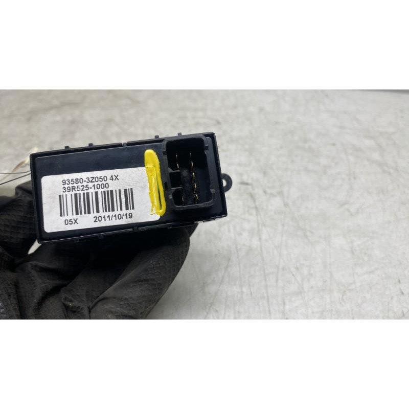 Interrupteur de leve vitre arriere droit HYUNDAI I 40 Photo n°3