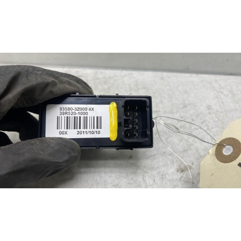 Interrupteur de leve vitre arriere gauche HYUNDAI I 40 Photo n°4