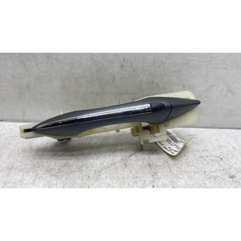 Poignee porte avant gauche HYUNDAI I 40 Photo n°1
