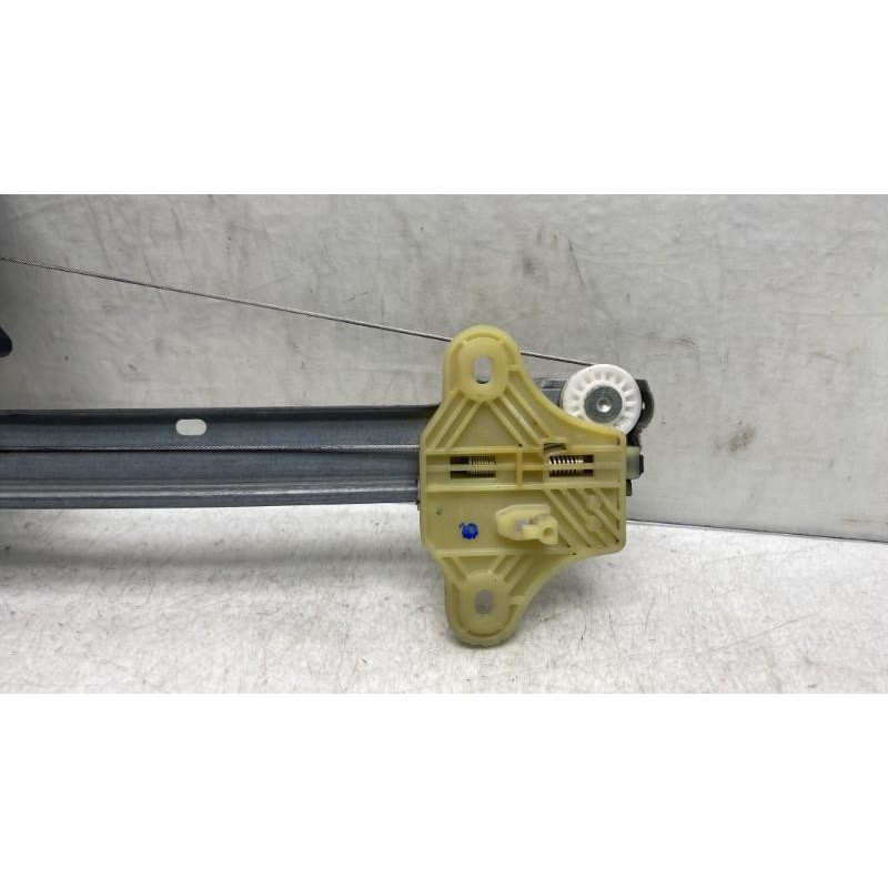 Leve vitre electrique avant droit RENAULT CLIO 4 Photo n°4