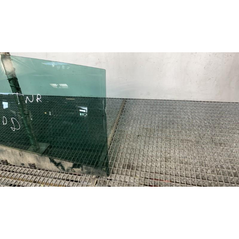 Vitre arriere droit PEUGEOT 5008 1 Photo n°4
