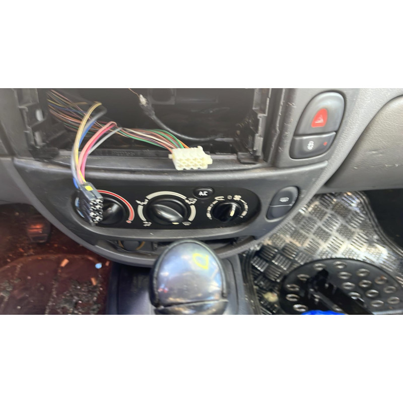 Custode avant gauche (porte) RENAULT MEGANE 1 Photo n°13