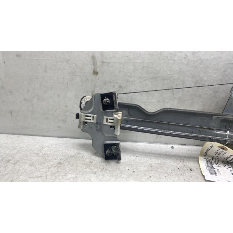 Leve vitre electrique avant droit DACIA DUSTER 1 Photo n°1
