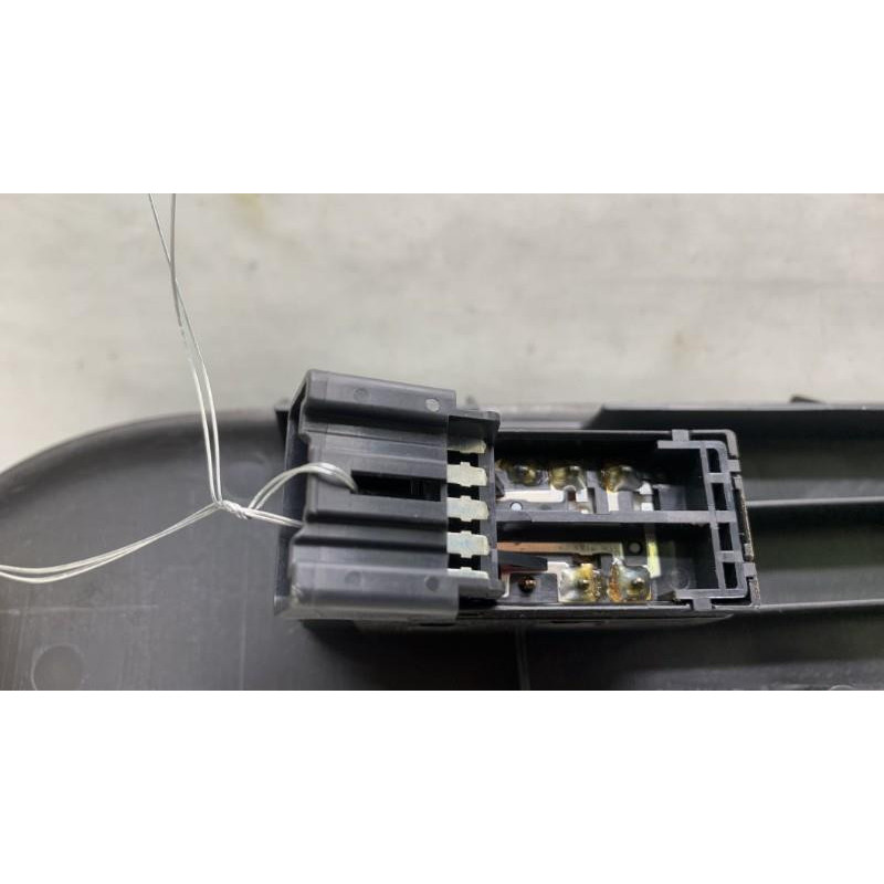 Interrupteur de leve vitre avant droit SUZUKI SWIFT 3 Photo n°4