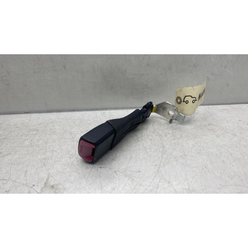 Attache ceinture arriere droit TOYOTA AURIS 1 Photo n°1