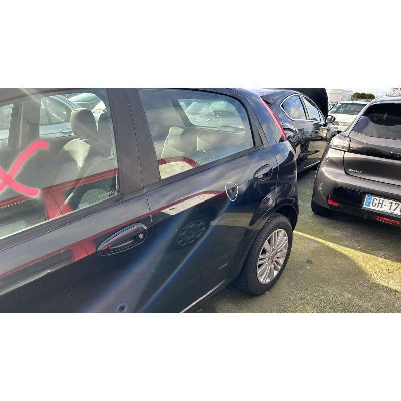 Verin de coffre FIAT GRANDE PUNTO Photo n°20