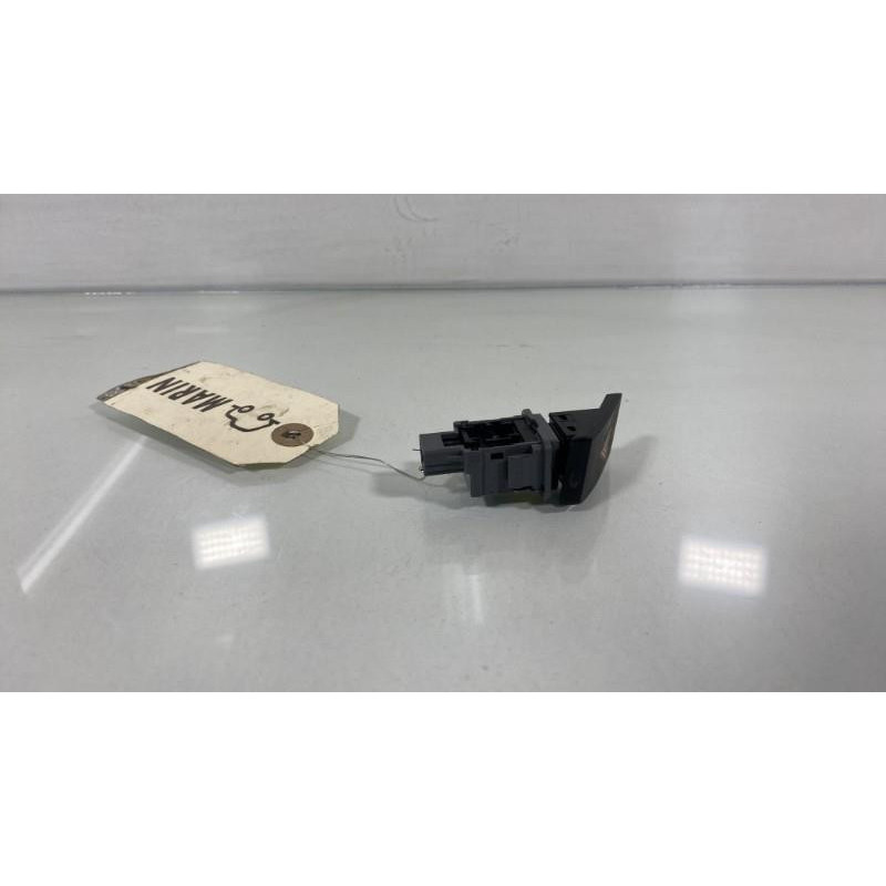Bouton de warning TOYOTA VERSO Photo n°2