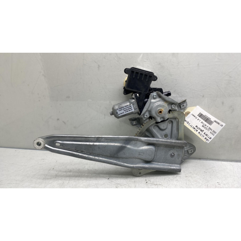 Leve vitre electrique arriere gauche TOYOTA VERSO Photo n°4