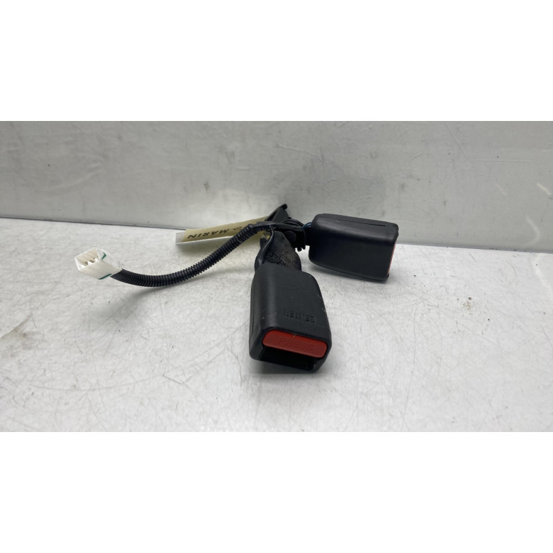 Attache ceinture arriere droit HYUNDAI I 20 2 Photo n°2