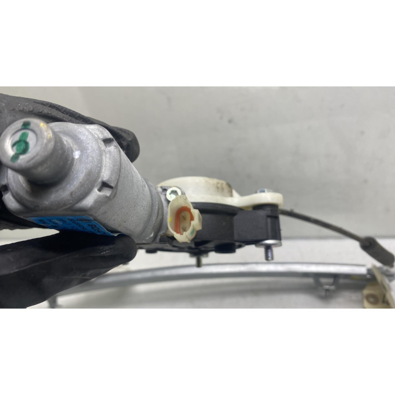 Leve vitre electrique avant droit HYUNDAI I 20 2 Photo n°1