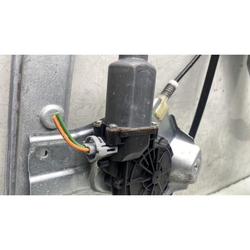 Leve vitre electrique avant gauche RENAULT CLIO 3 Photo n°5
