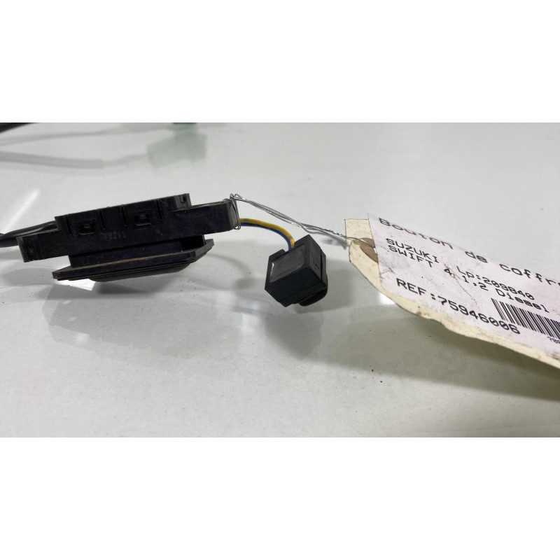 Bouton de coffre SUZUKI SWIFT 4 Photo n°1